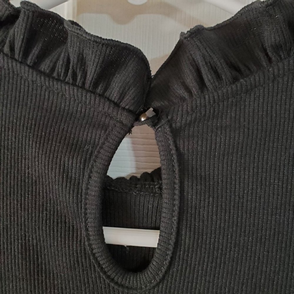 Black Ruffled Top Size Med - Picture 3 of 8